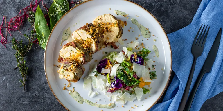 kräutrige Hähnchenbrust mit Caesar Salad 